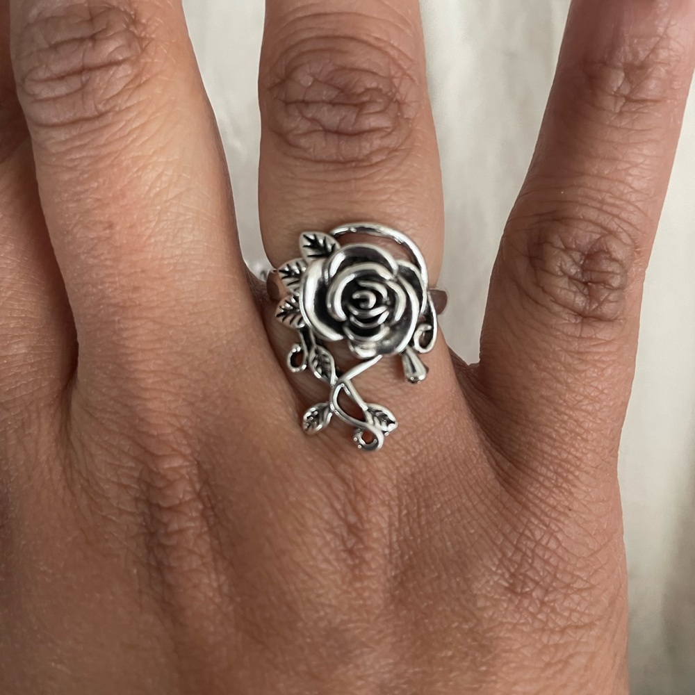 Rose Floral Ring - Silver tone ring. Costume jewelry